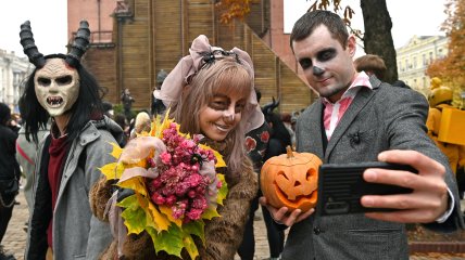 На Хэллоуин люди наряжаюся и делают страшный грим