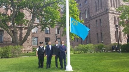 Крымскотатарский флаг подняли над парламентом в Канаде