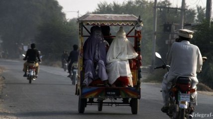 В Пакистане поезд наехал на рикш, погибли дети