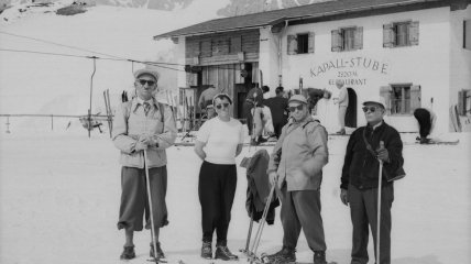Степан Бандера (второй справа) с женой и друзьями в горах альпийского Арльберга