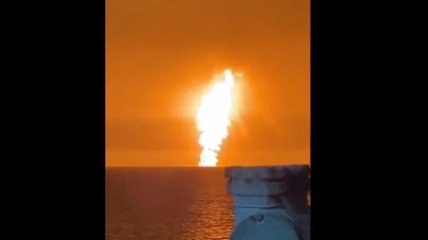 Пламя видно за многие километры: жители Баку наблюдают мощный взрыв и пожар в Каспийском море (видео)