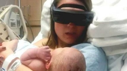 Hi-Tech: мама с дефектом зрения впервые увидела своего малыша (видео)