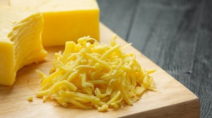 Прості способи, як дрібно натерти сир навіть без терки, існують