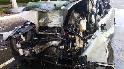 В Винницкой области автомобиль врезался в дерево, есть погибшие 
