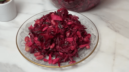 Буряковий салат з квасолею та огірками