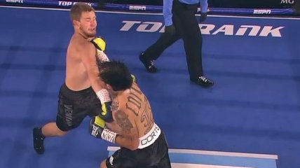 Двойной нокдаун: в США боксеры "уронили" друг друга одновременно (Видео)