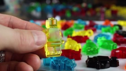 Как сделать желейные конфеты Лего: видеорецепт
