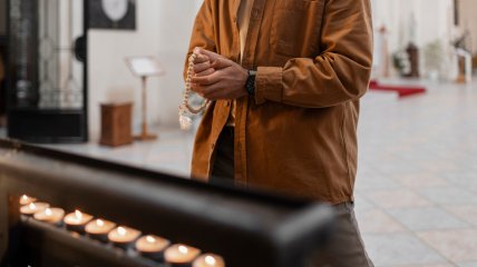 Вірянин молиться у храмі