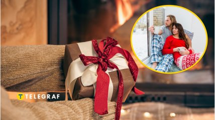 Пара смотрит на снег за окном