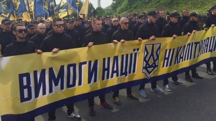 "Азов" проводит в Киеве марш против выборов на Донбассе