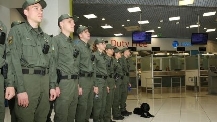 В украинских аэропортах появились новые пограничники