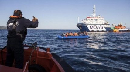У берегов Румынии задержали баржу с иракскими мигрантами