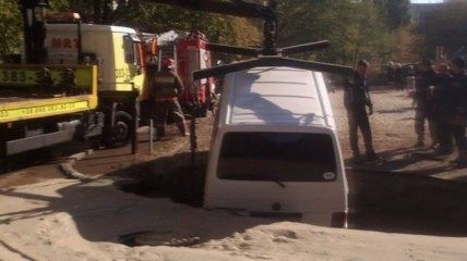 В Киеве микроавтобус провалился под землю