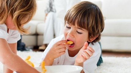 Чем опасны чипсы для детей?