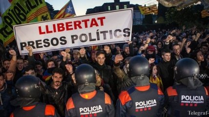 Новое обострение в Каталонии: в акции протеста пострадали 13 человек