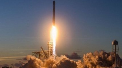 Ракета Falcon 9 совершила успешную посадку на Землю после запуска спутника