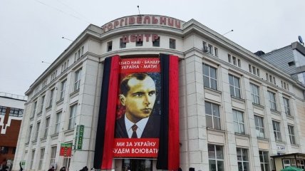 Здание ТЦ в Хмельницком украсили портретом Бандеры