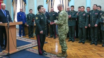 Полторак наградил бойцов за участие в АТО