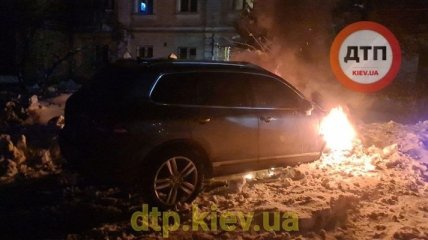 "За что?": в Киеве подожгли авто известного журналиста (фото)