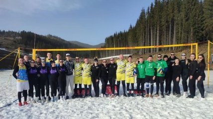Чемпионат Украины по волейболу на снегу прошел в Буковеле