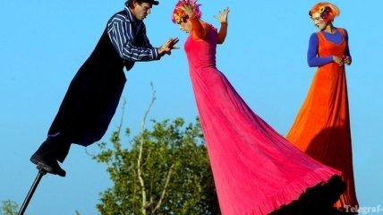 Евпаторийский театр на ходулях выступит на фестивале в Москве