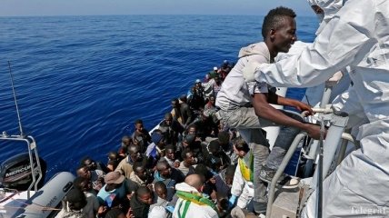 В Средиземном море удалось спасти 2400 мигрантов