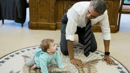 Фото дня: Обама на коленях играется с малышом