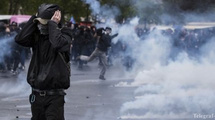 Полиция Парижа применила слезоточивый газ против сотен протестующих