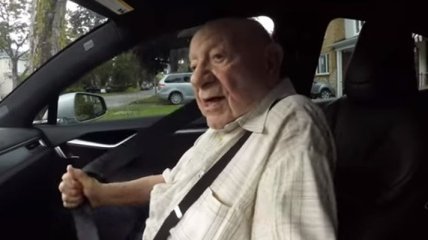 Внук прокатил своего 97-летнего дедушку в Tesla (Видео)