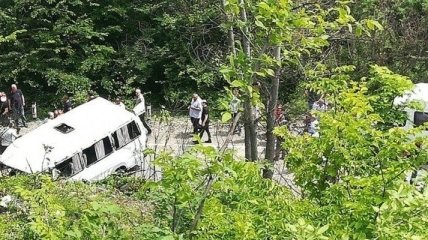 Микроавтобус со школьниками сорвался в овраг в Грузии: 4 человека погибло 