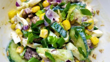 Салат с тунцем, огурцом и кукурузой (видео)