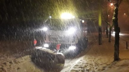 КГГА призывает водителей не мешать работе снегоуборочной техники