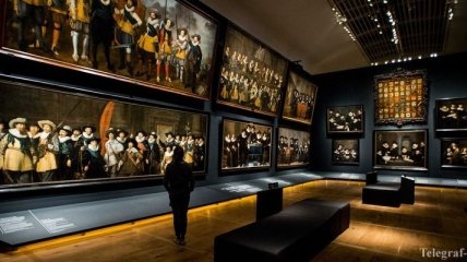 В голландских музеях запретили пользоваться палками для селфи