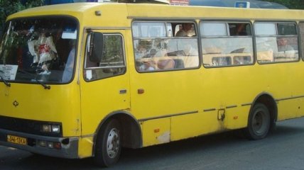 Никаких фильмов в автобусе: В Киеве Раду призывают запретить трансляцию информации в транспорте