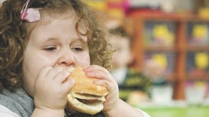 Диетологи назвали одну из главных опасностей детского ожирения