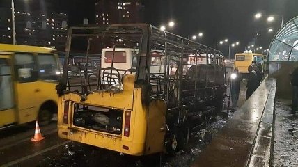 Водитель говорит о поджоге: появились фото сгоревшей маршрутки на Академе в Киеве