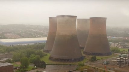 Рухнули за несколько секунд: в Британии снесли 117-метровые градирни старой ТЭЦ (видео)