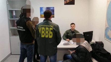 В 2 аэропортах и на границе с Польшей иностранцы предлагали взятку пограничникам