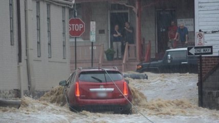 Сильный дождь "затопил" город в США, объявлен режим ЧС (Видео)