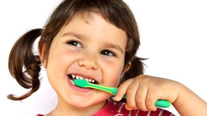 Здоровые зубы: как выбрать зубную щетку (видео)