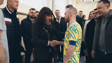 Анн Идальго и гимнаст Олег Верняев в Киеве