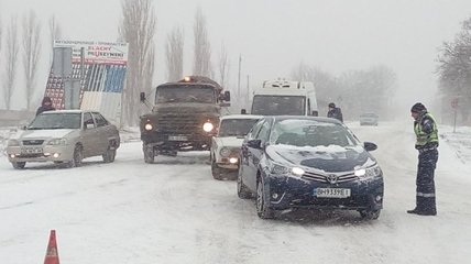 Из-за снегопадов движение транспорта ограничено в 6 областях