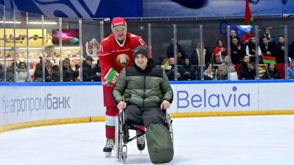 александр лукашенко покатал оккупанта на ледовой арене в Минске