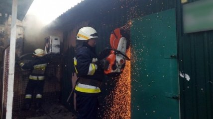 В Днепре спасатели потушили пожар в боксах (Фото)