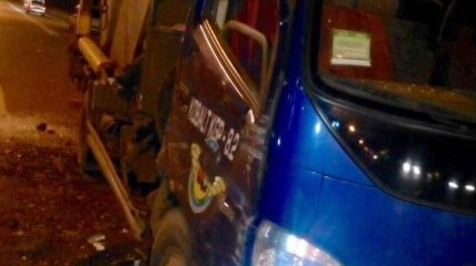В Харькове грузовой автомобиль врезался в троллейбус