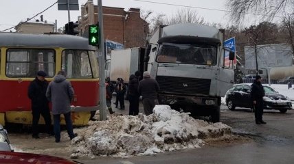 Отказали тормоза: в центре Днепра грузовик протаранил трамвай 