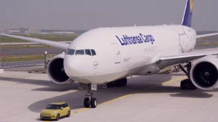 Электромобиль MINI протянул самолет Boeing по взлетной полосе (Видео)