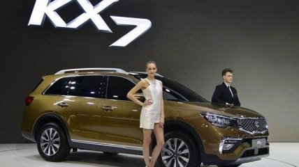 Появились первые фото нового автомобиля Kia KX7