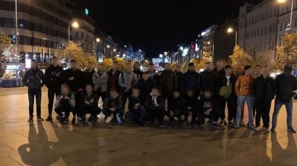 Фанаты Динамо устроили драку с болельщиками Яблонца и полицией (Видео)