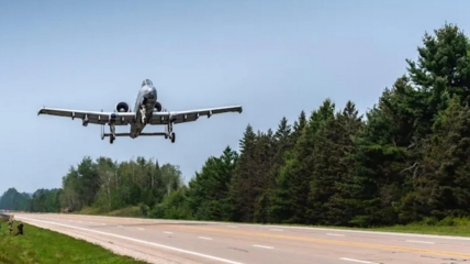 A-10 взлетает с шоссе в Алпене, штат Мичиган, 5 августа 2021 года
